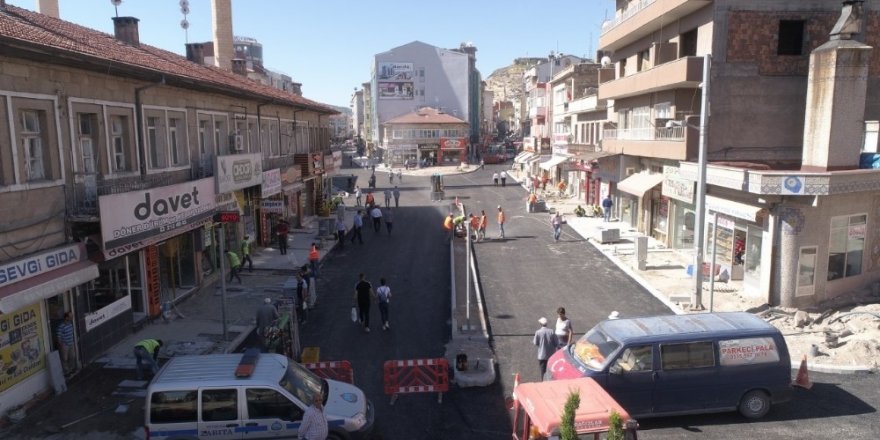 Sıcak asfalt serimi için belediye ekipleri yoğun mesai harcıyor