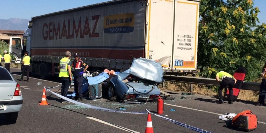 Manisa’nın Turgutlu ilçesine bağlı Avşar Mahallesi İzmir-Ankara yolunda bir otomobilin tıra arkadan çarpması sonucu ilk belirlemelere göre 3 kişi öldü.