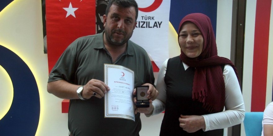 Sürekli kan verenler ödüllendirildi