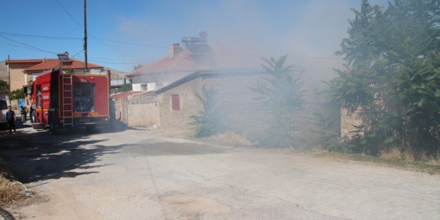 Konya’da evin avlusundaki depoda yangın