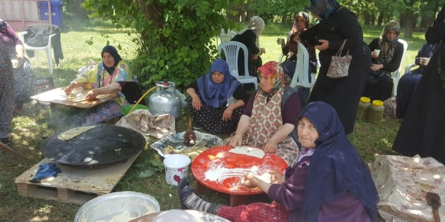 Sergi açılışında gözleme yapıp bütün ilçeye dağıttılar