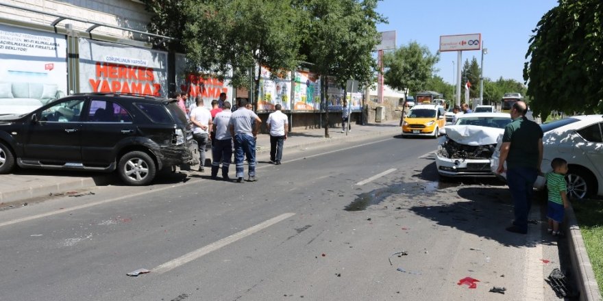 Diyarbakır’da zincirleme trafik kazası: 3 yaralı