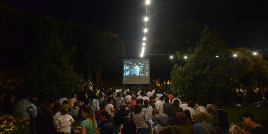 Akhisar Gölet’te açık hava sinema günleri başladı