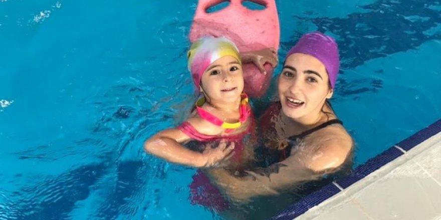 Tatilin keyfini yüzerek çıkarıyorlar