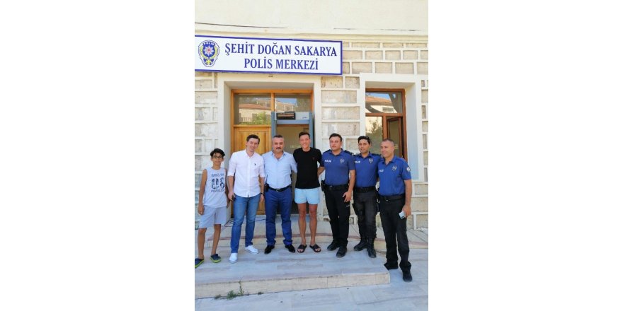 Ünlü futbolcu Mesut Özil’den Alaçatı’da polis merkezine ziyaret