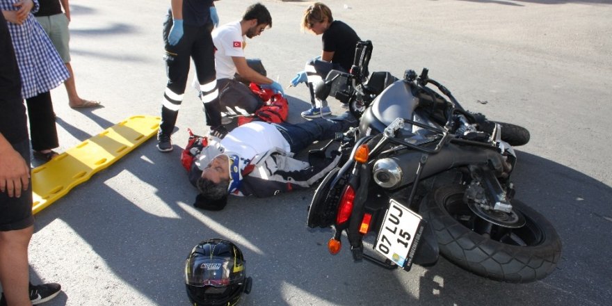Motosiklet sürücüsü kask sayesinde hayata tutundu