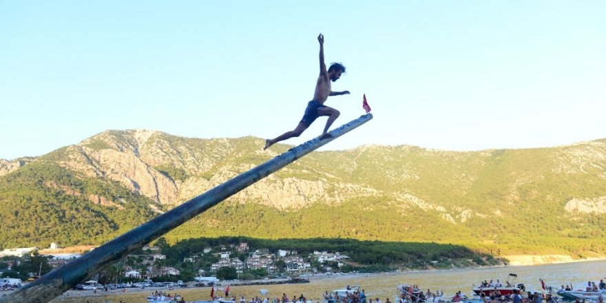 Bayrak havada, 2 bin TL’lik ödül boşta kaldı