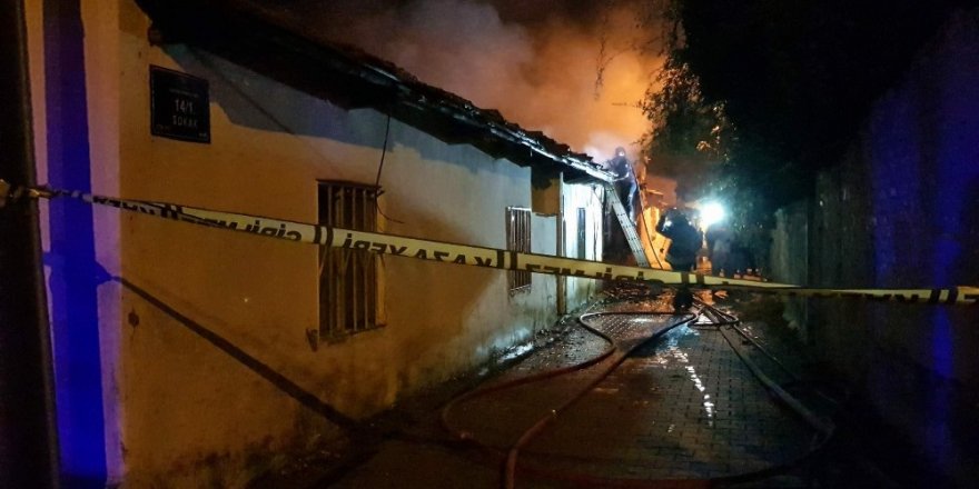 Nazilli’de yanan evde meydana gelen patlamalar panik oluşturdu: 2 yaralı