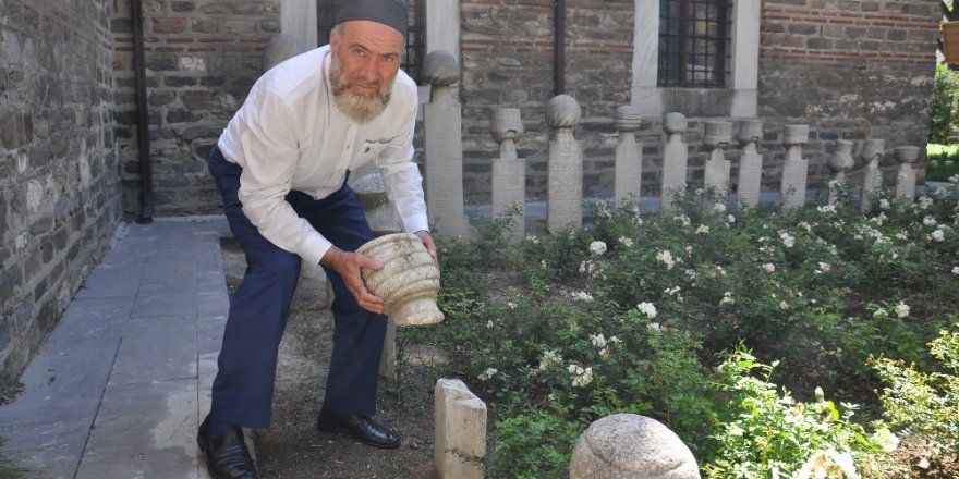 Magandalar tarihi camideki mezar taşlarını ve türbenin kapısını kırdı