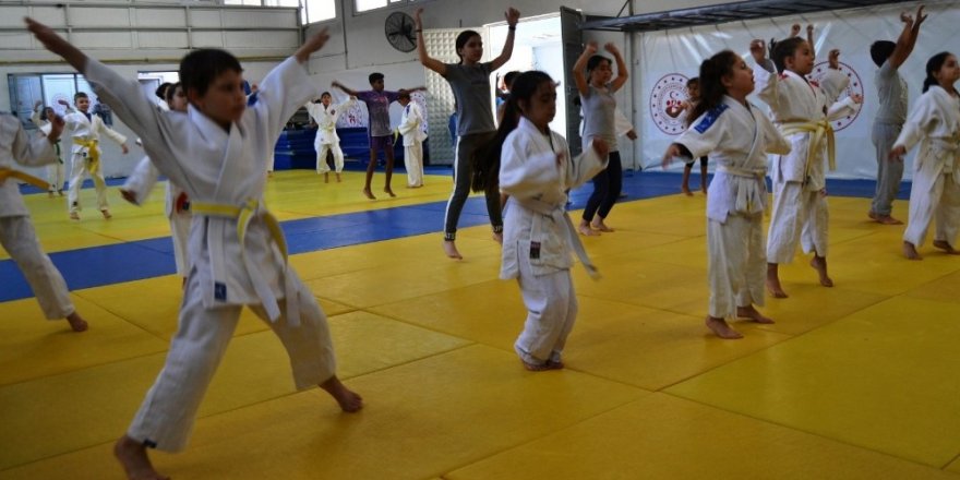 Yunusemre’nin judo kursuna yoğun ilgi