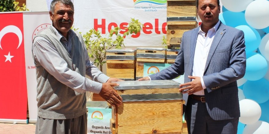 Kursiyerler tarafından yapılan kovanlar arıcılara dağıtıldı