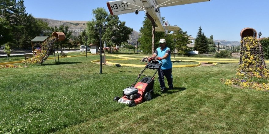 İnönü’de park ve bahçe çalışmalarını sürdürüyor