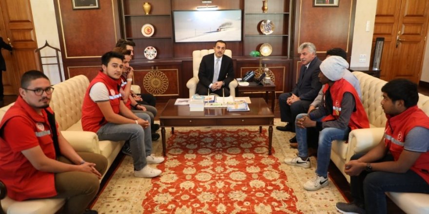 Kars Valisi Öksüz, 40 öğrenciyi makamında ağırladı