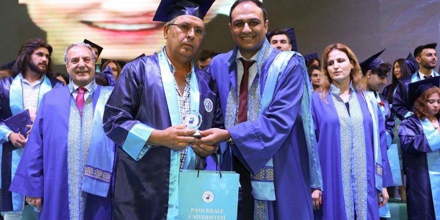 55 yaşında güvenlik görevlisi olduğu üniversiteden mezun oldu