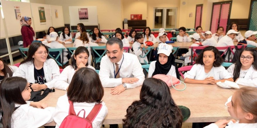 Rektör Öztürk, üniversiteli çocuklarla bir araya geldi