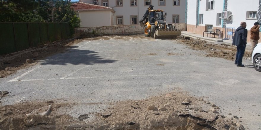 Kilimlerden kendi sahalarını yapan çocuklar için halı saha yapılıyor