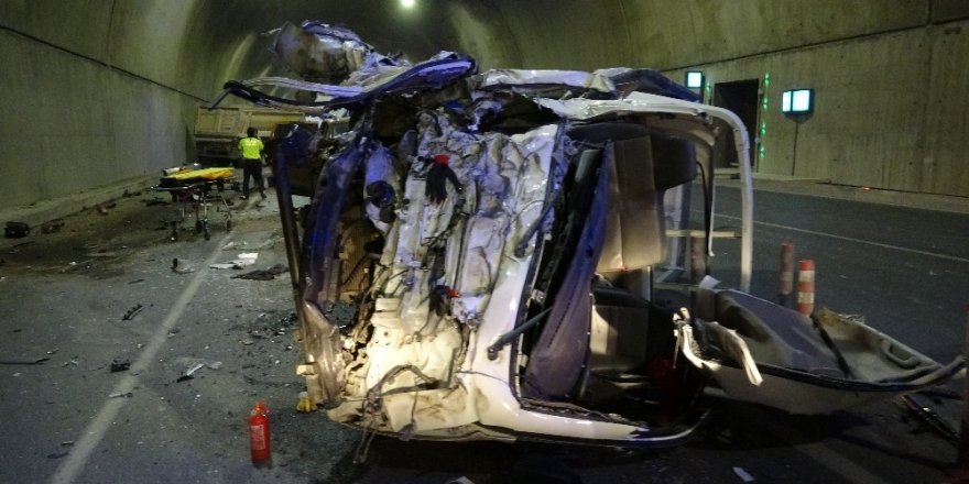 Tünel’de ters yöne giren kamyon ortalığı savaş alanına çevirdi: 5 yaralı