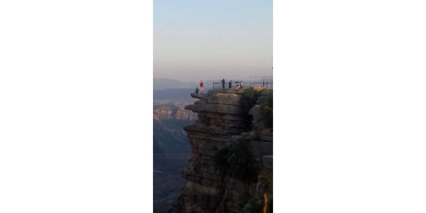 Fotoğraf çekmek için canlarını tehlikeye attılar