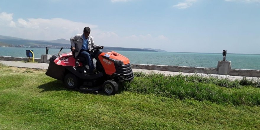 Tatvan Belediyesinden çimlendirme çalışması