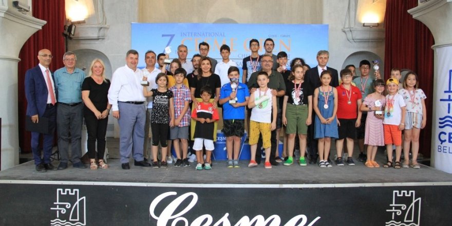 Satranç takımı kupalara doymuyor