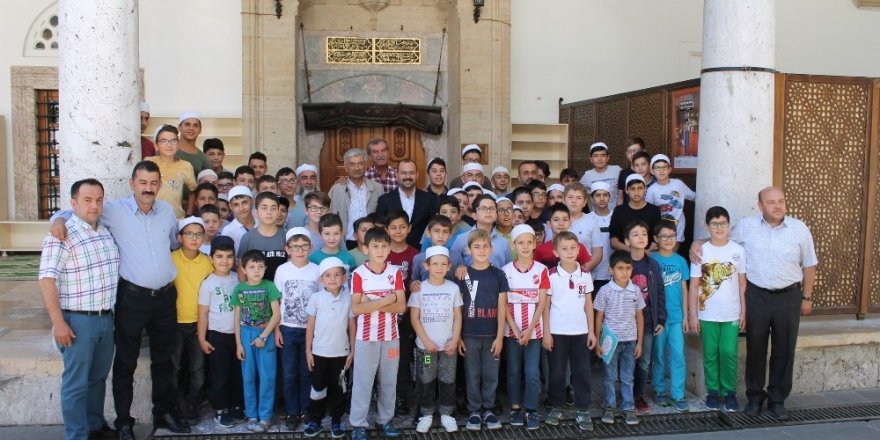 Tosya’da Kur’an kursuna katılan öğrencilere dondurma ikramı