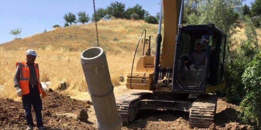 Kanalizasyon hattı döşeme çalışması yapılıyor