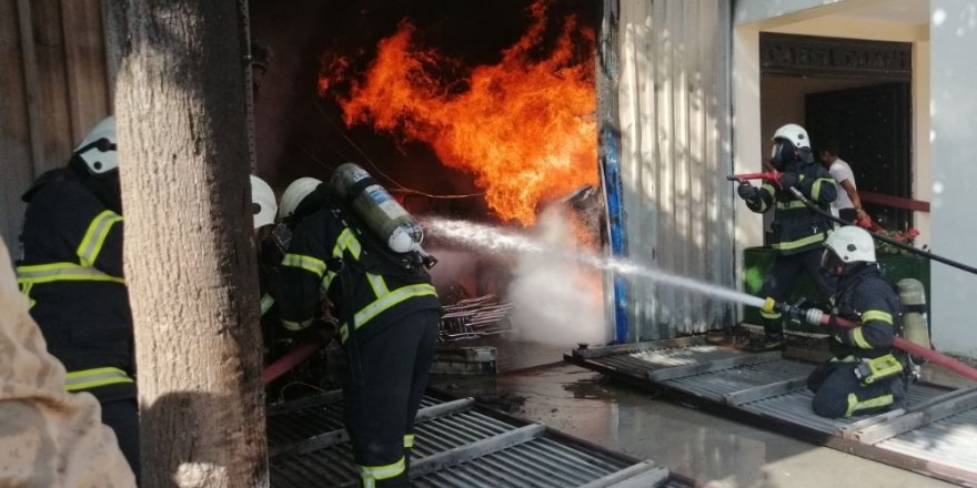 Körfez’de beyaz eşya deposu alev alev yandı