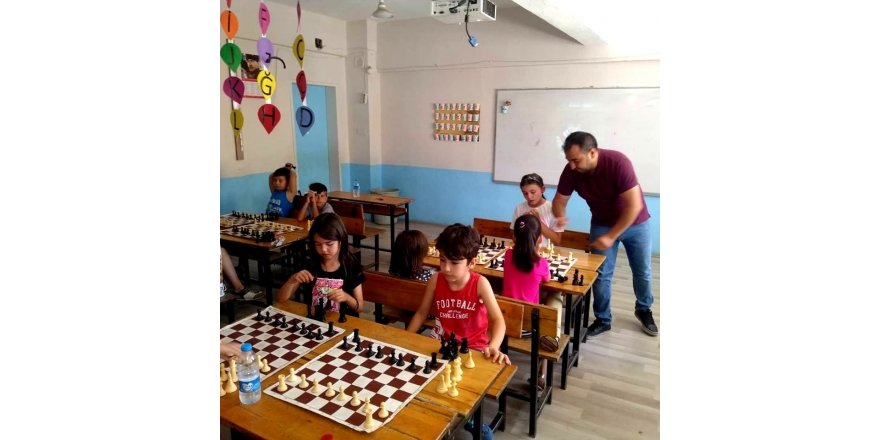 Sarıgöl’de öğrencilere satranç kursu açıldı