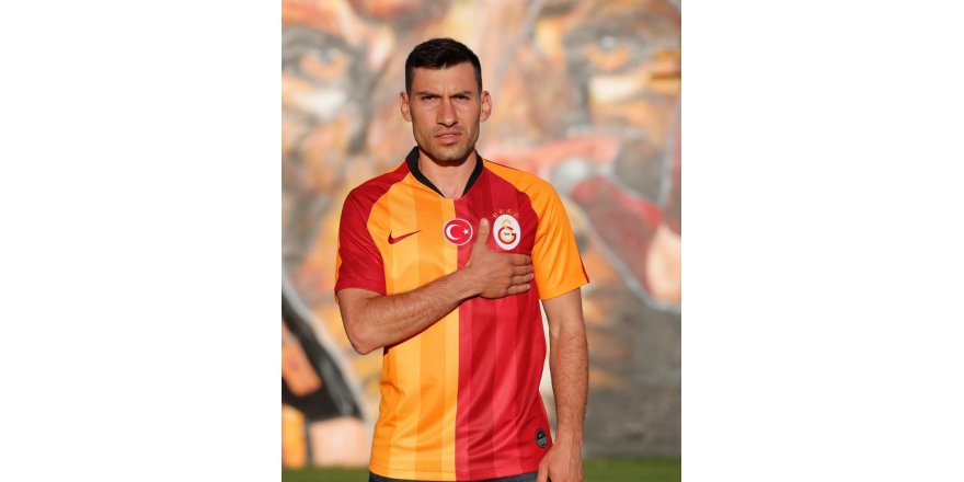 Galatasaray, Şener Özbayraklı ile 2 yıllık sözleşme imzaladı