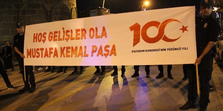 Atatürk’ün Erzurum’a gelişinin 100. yılı fener alayıyla kutlandı