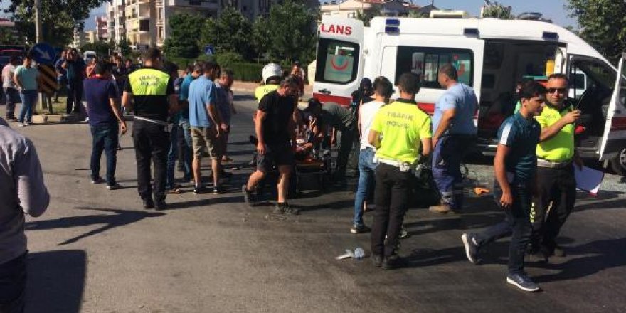 Motosiklet ile servis minibüsü çarpıştı: 1 ağır yaralı