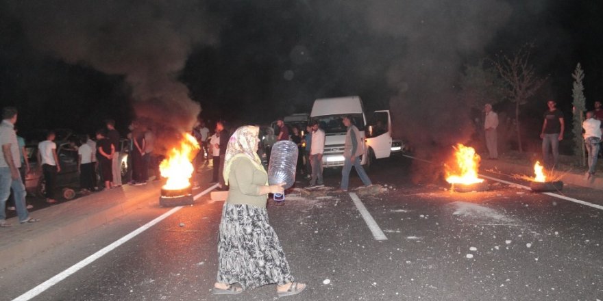 Diyarbakır’da suların akmadığını iddia eden vatandaşlar, şehirler arası yolu trafiğe kapattı