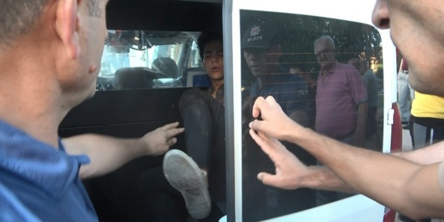 Kimliğini göstermek istemeyen genç, polislere tekme atmaya çalıştı