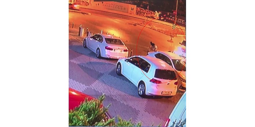Maltepe’de iki motosikletlinin arabaya çarpıp yola fırladığı anlar kamerada