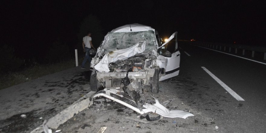 Tomruk yüklü kamyona arkadan çarpan sürücü yaralandı