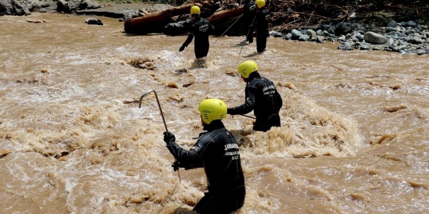Selde kaybolan 2 kişiyi arama çalışmaları sürüyor