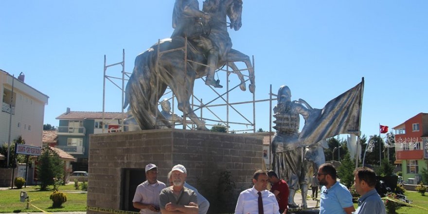 Dumlupınar’da heykellere bakım ve onarım