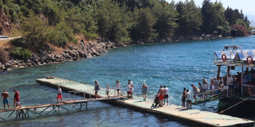 Halk plajına yapılan kaçak iskeleye tepki