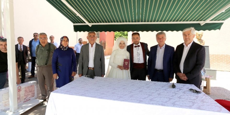 4 belediye başkanlı düğün