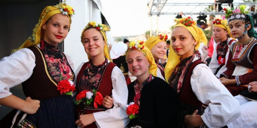 Kuşadası’nda Makedonya ve Rumeli Göçmenleri Folklor Festivali coşkusu