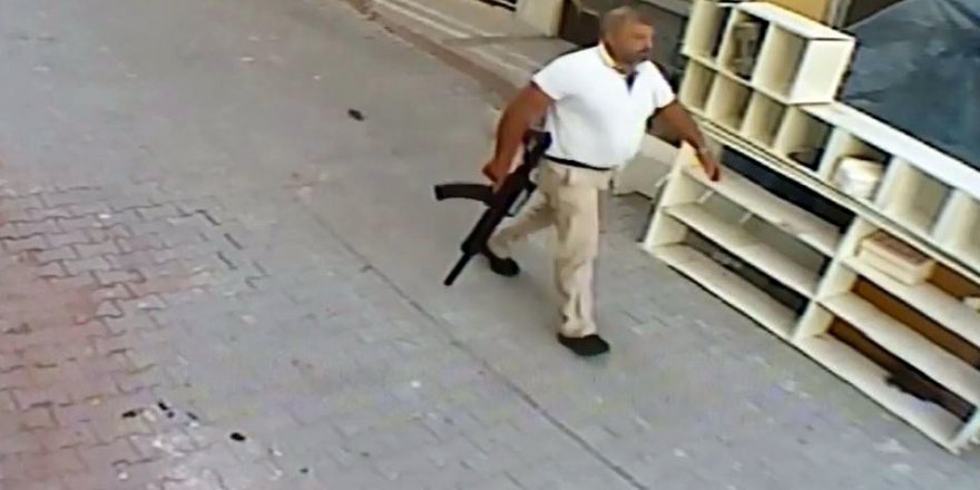 TaÅkafa, elinde tÃ¼fek, belinde tabanca ile giderken gÃ¶rÃ¼ntÃ¼lerini gÃ¼venlik kamerasÄ± kaydetti. ile ilgili gÃ¶rsel sonucu