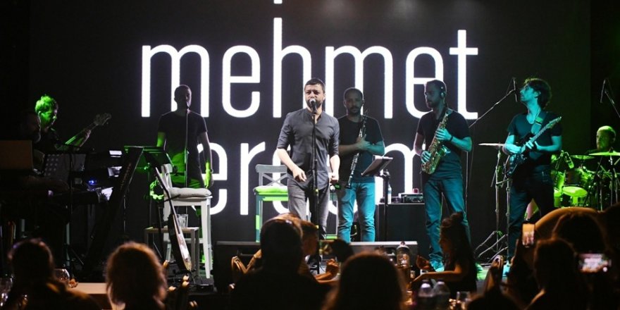 Mehmet Erdem şarkılarını tatilcilerle beraber seslendirdi