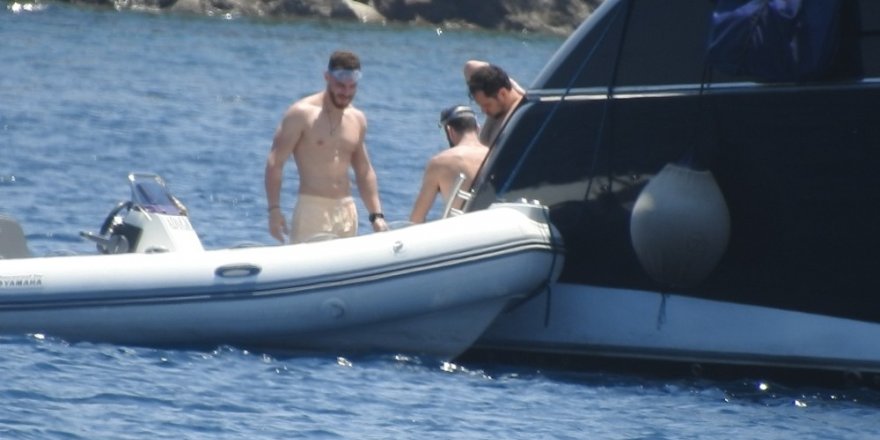 Kerem Bursin Ege’nin keyfini çıkarıyor