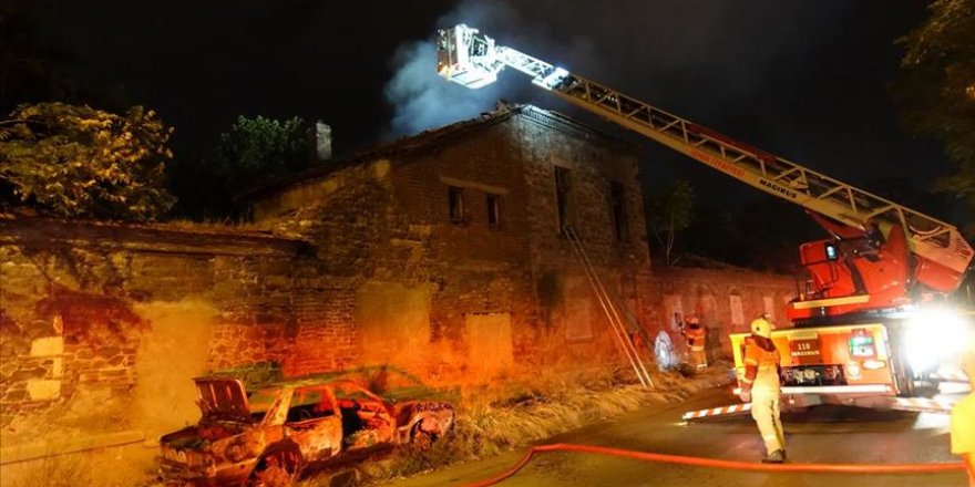 İzmir'de tarihi fabrika binasında yangın