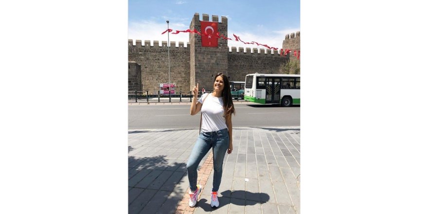 Kayserisporlu taraftarlardan Dorothee Poulain’e ’Süpersin Yenge!’