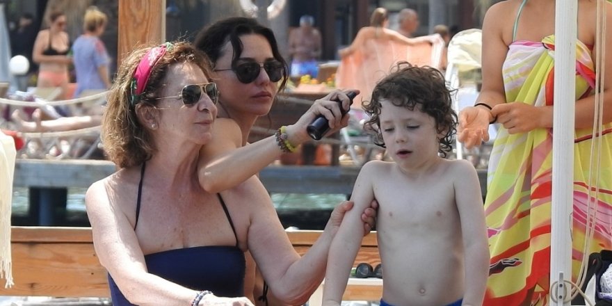 Hande Ataizi oğlu ile birlikte çocuklar gibi eğlendi