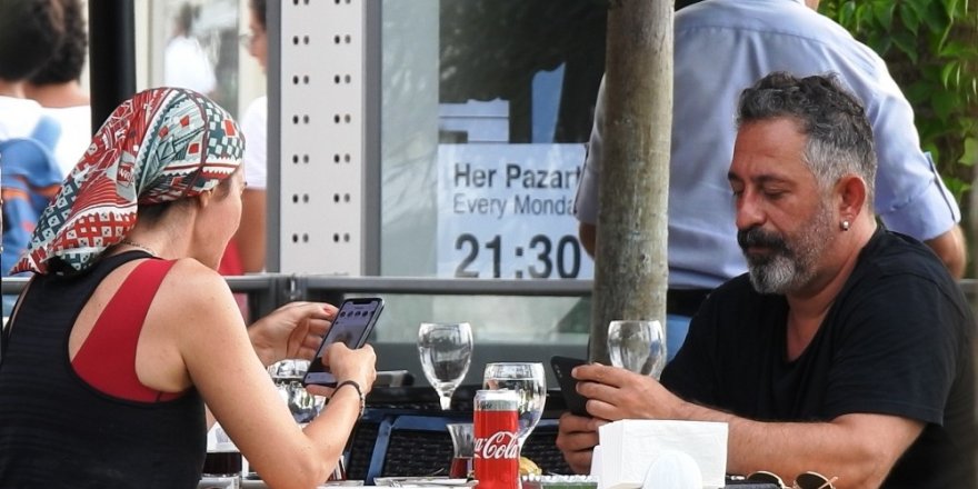 Cem Yılmaz’ın yaşlı hali Defne Samyeli’yi kahkahalara boğdu