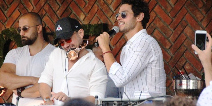 Ozan çaldı, Cem Belevi ve oyuncu sevgilisi eğlendi