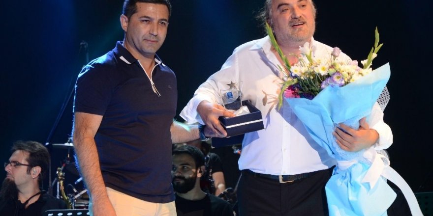 Başkan Günel’den Volkan Konak’a sahnede teşekkür