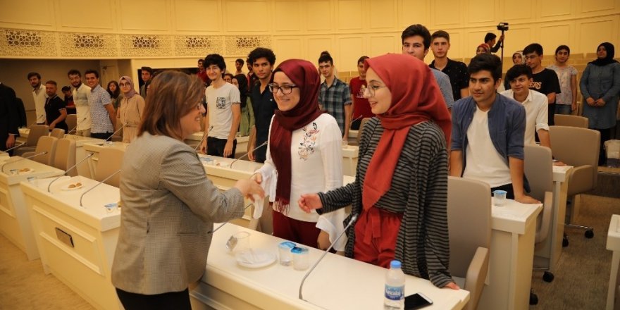 Şahin, YKS’de başarılı öğrencileri ödüllendirdi